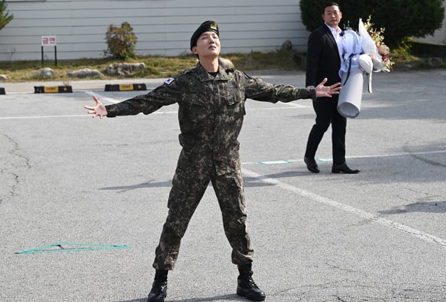 J-hope, membre de BTS, réagit après avoir été libéré de son service militaire obligatoire à l’extérieur d’une base militaire à Wonju, le 17 octobre 2024.
