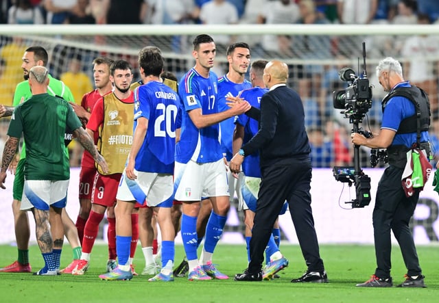 Soccer Football - World Cup - European Qualifiers - Group I - Italy v Moldova - Mapei Stadium, Reggio Emilia, Italy - June 9, 2025 Italy coach Luciano Spalletti shakes hands with Lorenzo Lucca after the match REUTERS/Daniele Mascolo
