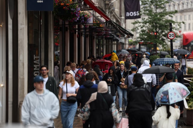 Shoppers walk along Regent Street in London, Britain, July 9, 2024. REUTERS/Hollie Adams/File Photo