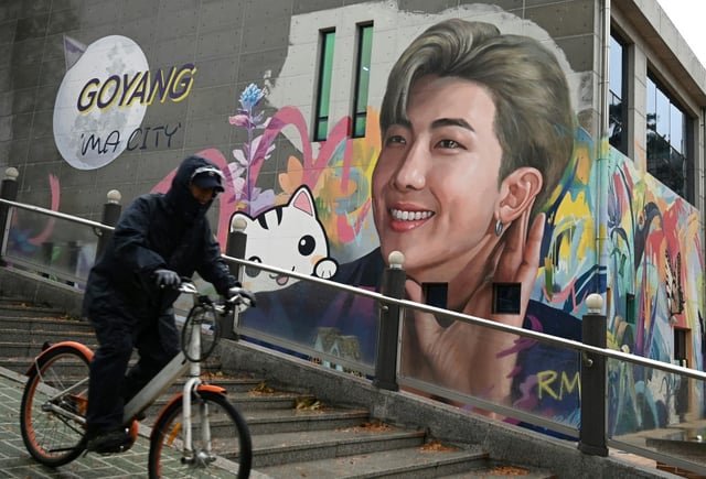 Fresque représentant RM, du groupe BTS, le 11 décembre 2023 à Goyang