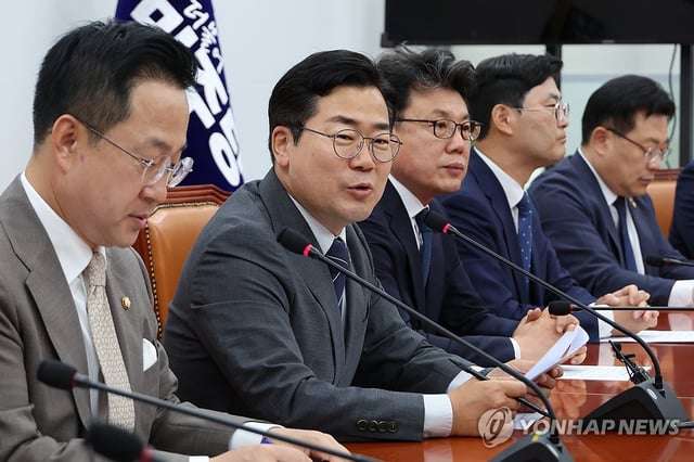Park Chan-dae (2nd from L), acting leader of the ruling Democratic Party, speaks during the last meeting of the current floor leadership at the National Assembly in Seoul on June 10, 2025. (Yonhap)