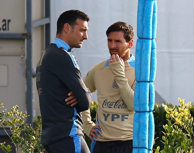 Soccer Football - World Cup - South American Qualifiers - Argentina Training - Buenos Aires, Argentina - June 3, 2025 Argentina coach Lionel Scaloni and Argentina's Lionel Messi during training REUTERS/Agustin Marcarian/File Photo