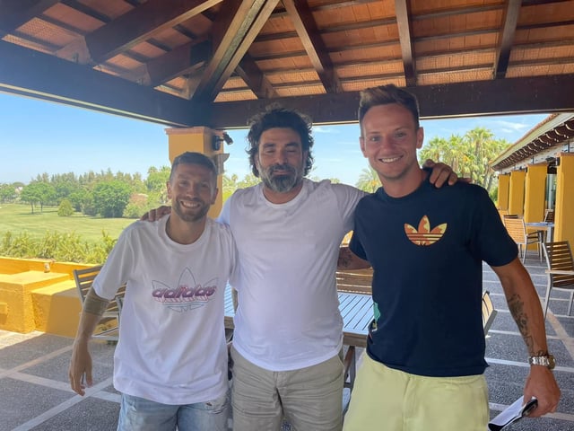 El empresario argentino David Rozencwaig (en el centro de la imagen), uno de los principales querellados del 'caso Shirtum', junto a 'Papu' Gómez e Ivan Rakitic, que participaron en el proyecto de Shirtum.