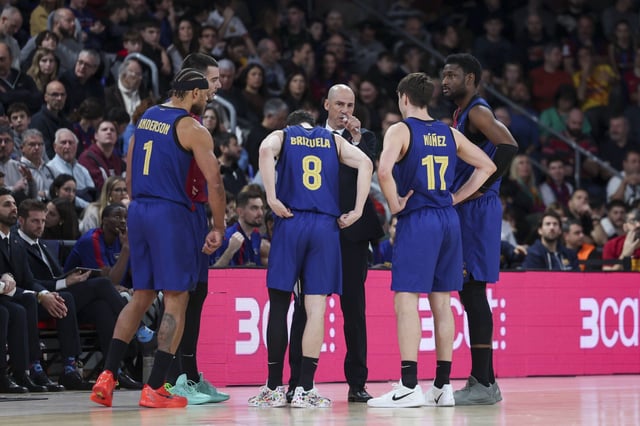 Peñarroya habla con sus jugadores en un descanso del Barça-Joventut.