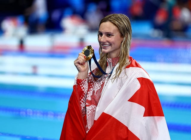 Paris 2024 Olympics - Swimming - Women's 200m Ind. Medley Victory Ceremony - Paris La Defense Arena, Nanterre, France - August 03, 2024. Gold medallist Summer McIntosh of Canada celebrates as shes poses with her medal after winning the women's 200m individual medley REUTERS/Ueslei Marcelino/File Photo