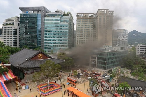 Black smoke rises from the Central Buddhist Museum building next to Jogye Temple in central Seoul on June 10, 2025. (Yonhap)