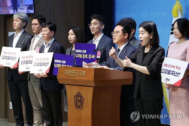 Rep. Min Byung-dug of the Democratic Party (at podium) speaks during a press conference at the National Assembly on June 10, 2025. (Yonhap)