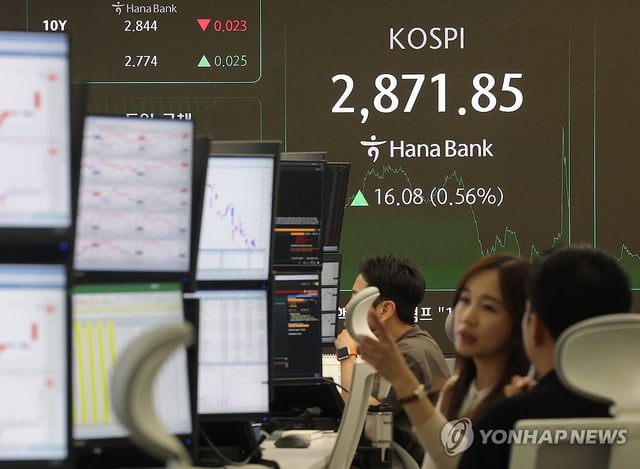 A dealing room at Hana Bank in central Seoul on June 10, 2025 (Yonhap)
