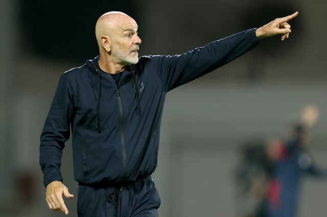 L'entraîneur italien de Al-Nassr, Stefano Pioli, donne des instructions à ses joueurs lors du match de Saudi Pro League contre Damac, à Abha, le 22 avril 2025