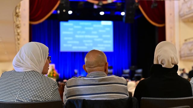 Teilnehmer bei einem Einbürgerungsfest des Freistaates Thüringen im Erfurter Kaisersaal.