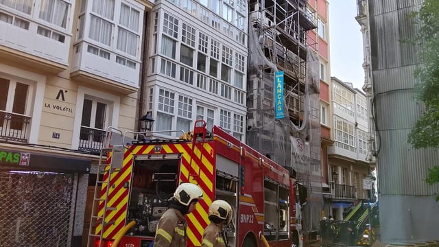 Los efectivos de emergencias trabajan en esta intervención desde las 02.50 horas y según confirman fuentes oficiales no hay personas heridas