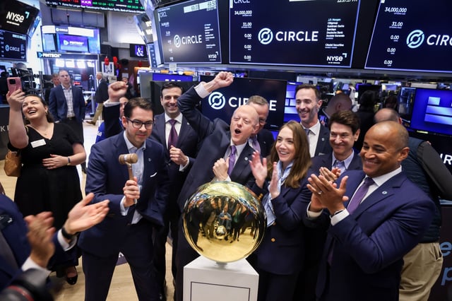 Jeremy Allaire, chief executive officer of Circle Internet Financial Ltd., center, during the company&#39;s initial public offering (IPO) on the floor of the New York Stock Exchange (NYSE) in New York, US, on Thursday, June 5, 2025.
