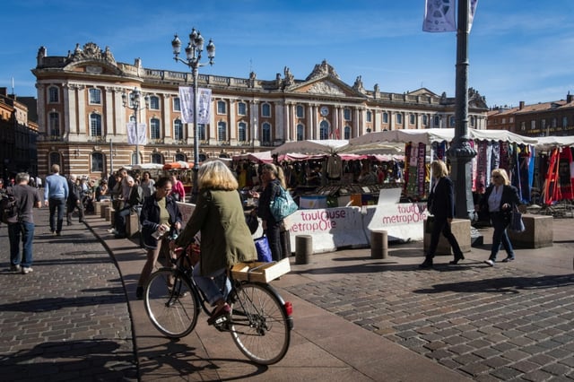 Des passants place du Capitole à Toulouse le 25 octobre 2017