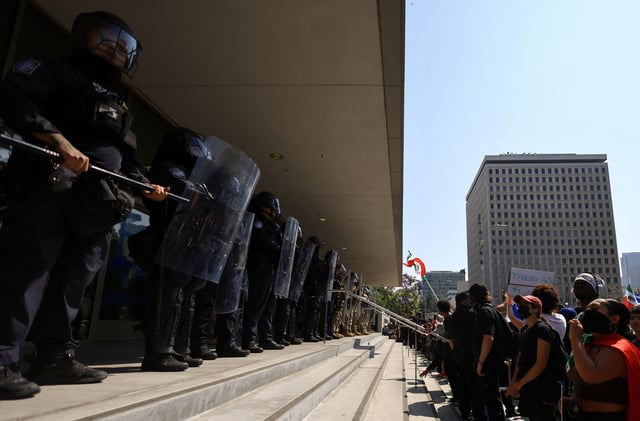 Demonstrators gather as members of the California National Guard and U.S. Customs and Border Protection officers, after their deployment by U.S. President Donald Trump, in response to protests against immigration sweeps, in Los Angeles, California, U.S. June 9, 2025. REUTERS/David Swanson/File Photo