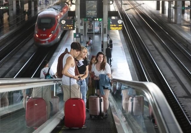 Dos jóvenes en la estación de trenes de Córdoba