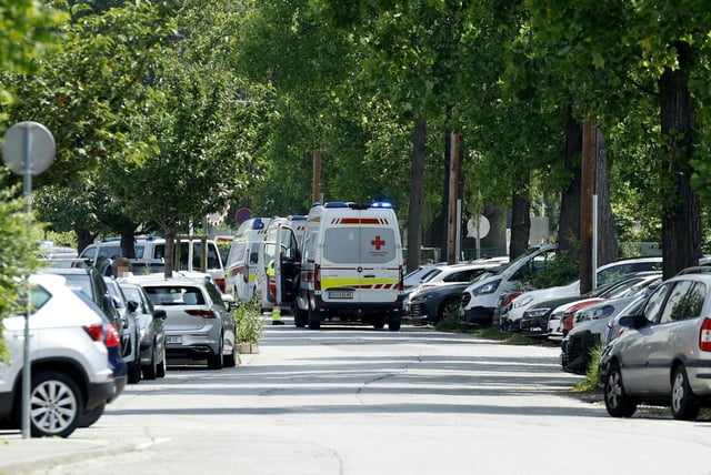Varias ambulancias en una calle próxima al colegio en el que este martes de ha registrado un tiroteo, en Graz (Austria).