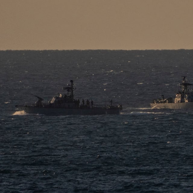 Hadera: Zwei Schiffe der israelischen Marine patrouillieren im Mittelmeer vor der Küste von Hadera.