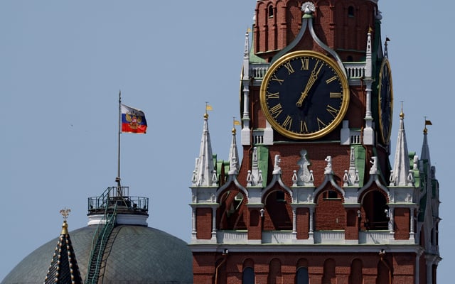 The Russian flag flies on the dome of the Kremlin Senate building behind Spasskaya Tower in Moscow, Russia June 2, 2025. REUTERS/Evgenia Novozhenina/File photo