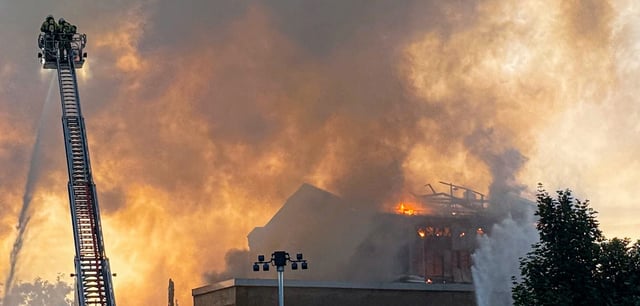 6. Juni: Die Feuerwehr löscht den Großbrand