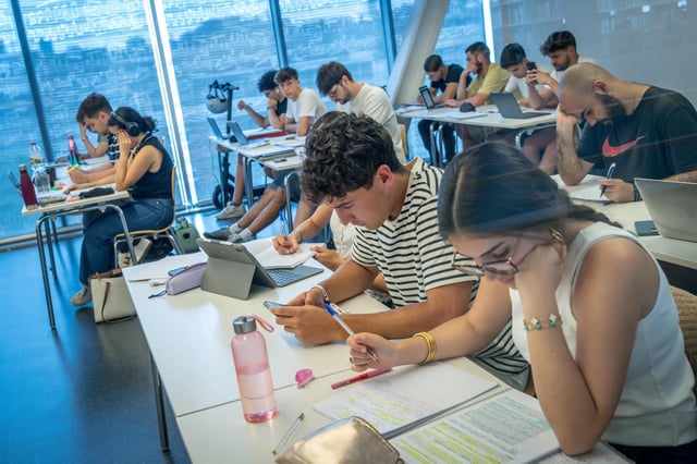 Alumnado de segundo de Bachillerato preparándose para la selectividad en una biblioteca en Barcelona.