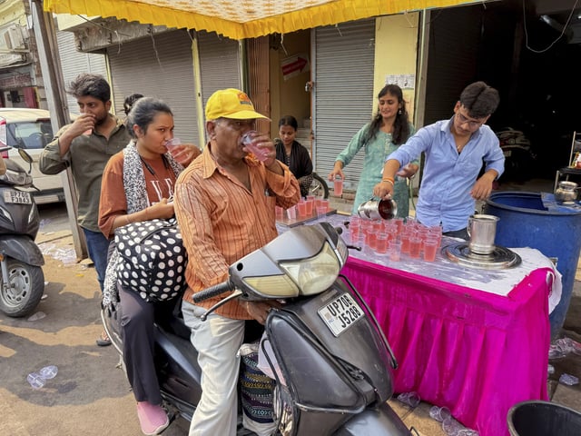 Motorists stop for a free roadside drink on a hot summer day in Prayagraj in the northern state of Uttar Pradesh, India, Tuesday, June 10, 2025. (AP Photo/Rajesh Kumar Singh)
