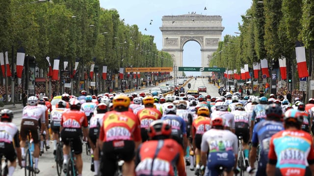 Das Hauptfeld der Tour de France fährt auf den Triumphbogen in Paris zu