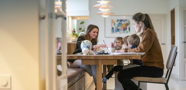 Une famille et sa baby-sitter à Breukelen aux Pays-Bas le 15 janvier 2021