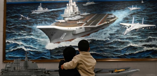 Une maquette et une peinture du porte-avions chinois Liaoning au Musée militaire de Pékin le 2 mars 2025