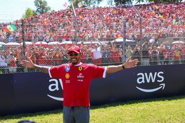 Ferrari-Fahrer Lewis Hamilton posiert beim Ferrari-Heim-Grand-Prix in Imola vor den Tifosi.