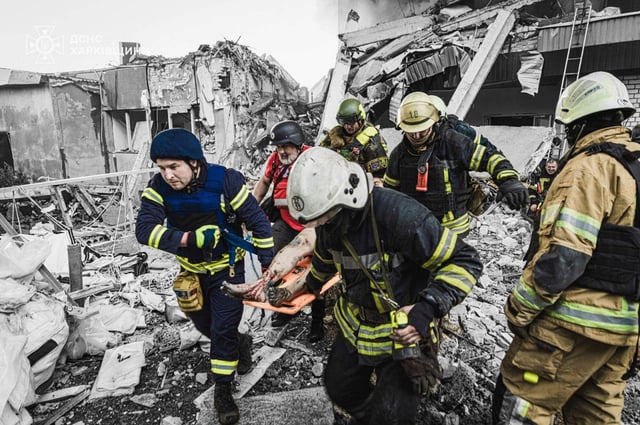Ukrainian emergency services personnel carry a body of a victim following a Russian rocket attack in Kharkiv, Ukraine, Tuesday, Tuesday, June 10, 2025. Photo: Ukrainian Emergency Service / AP