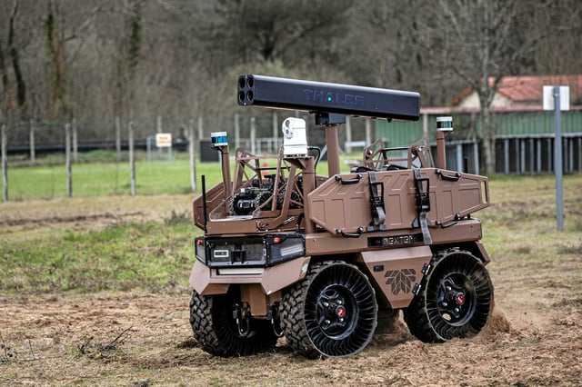 Terrain très accidenté, communication peu fiable, difficulté à piloter, lenteur… Les drones terrestres peinent à se développer sur le champ de bataille, contrairement aux drones aériens ou navals, qui évoluent dans des milieux ouverts. 
