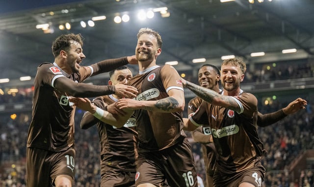 Carlo Boukhalfa wird für sein Tor gegen Leverkusen gefeiert.