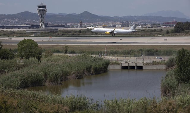 El aeropuerto del Prat limita con el espacio natural de La Ricarda  