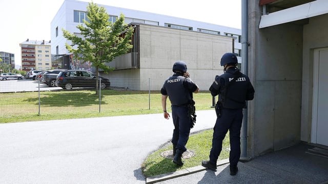  Einsatzkräfte stehen in der Nähe des Tatorts in Graz.