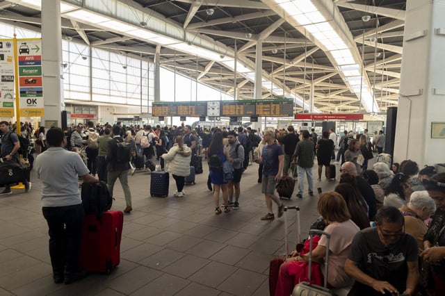 Viajeros en la estación del AVE de València, este año.