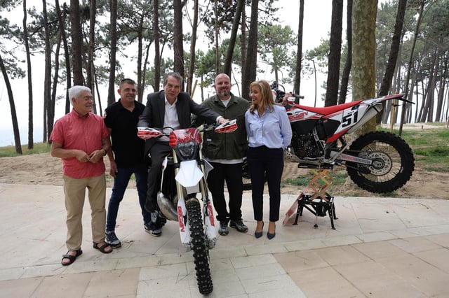 El alcalde, Abel Caballero (c.), junto a los concejales Manel Fermández (1º iz.) y Carmen Lago (1º d.) y el director de O Marisquiño, Carlos Domínguez (2º d.) en la presentación en Samil