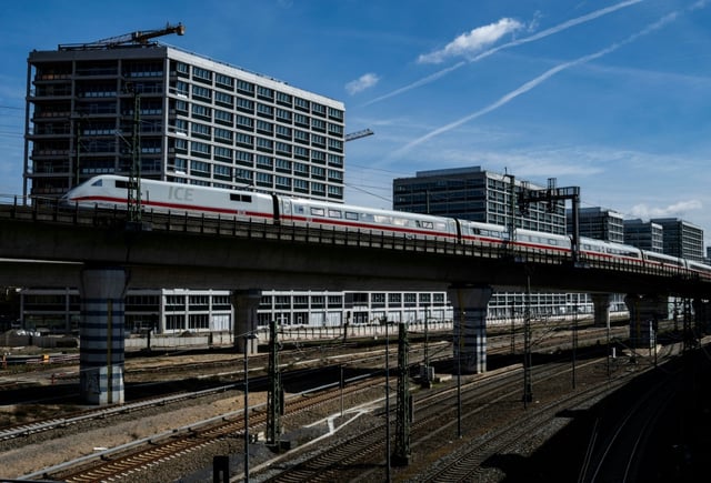 Die Deutsche Bahn erhöht die Preise für Sitzplatzreservierungen. Ein fester Sitzplatz in der zweiten Klasse in Fernverkehrszügen kostet ab dem 15. Juni 5,50 Euro statt wie bisher 5,20 Euro, wie die Bahn mitteilte.