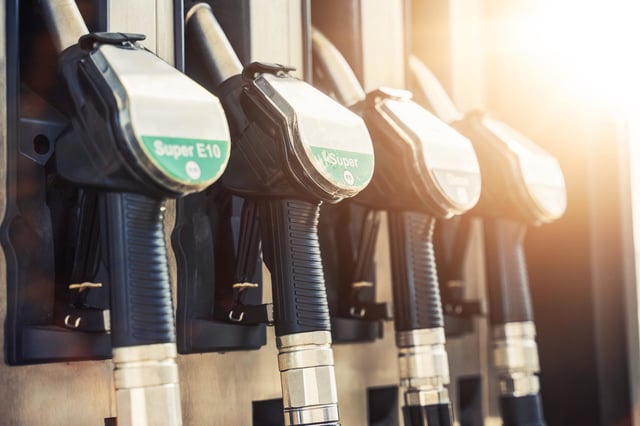 deutsche Tankstelle, Zapfsäule für Benzin und Diesel zum befüllen von Kraftstoff in ein Fahrzeug FOTOMONTAGE