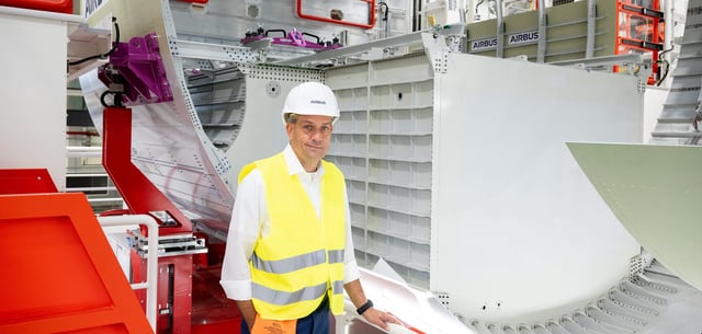 André Walter, Chef des zivilen Flugzeugbaus von Airbus in Deutschland, vor dem Zusatztank im Rumpfsegment einer A321XLR bei Airbus auf Finkenwerder