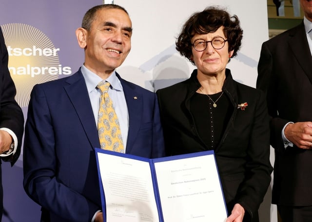 Die beiden Biontech-Gründer Özlem Türeci und Ugur Sahin sind mit dem diesjährigen Deutschen Nationalpreis ausgezeichnet worden. Bundeskanzler Friedrich Merz (CDU) würdigte den "außergewöhnlichen Mut" der Unternehmer.