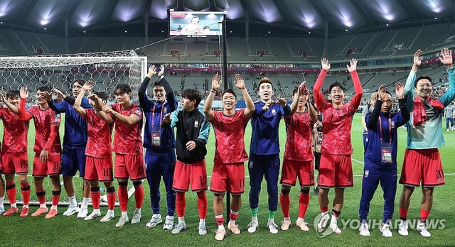 South Korean players acknowledge their fans after beating Kuwait 4-0 in their Group B match in the third round of the Asian World Cup qualification at Seoul World Cup Stadium in Seoul on June 10, 2025. (Yonhap)