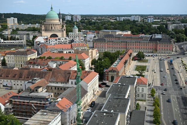 Die Wahl des neuen Potsdamer Stadtoberhaupts findet am 21. September statt. Das Brandenburger Innenministerium habe den Terminplan für die Oberbürgermeisterwahl bestätigt und festgelegt, teilte die Stadtverwaltung mit.