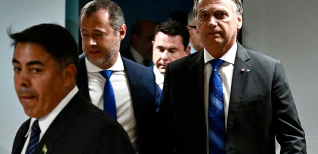 À Brasilia, Jair Bolsonaro sort de la Cour suprême pendant une pause de son procès pour tentative de coup d’État le 9 juin 2025
