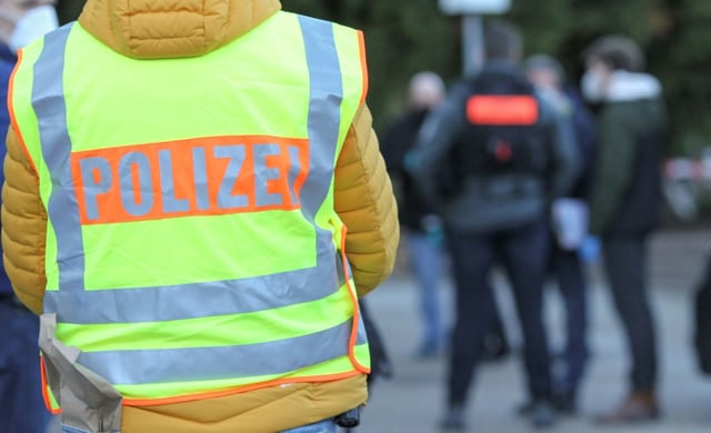 Ein 64-Jähriger soll in Bayern eine Sechsjährige auf dem Heimweg von der Schule in sein Auto gelockt und gegen ihren Willen geküsst haben. Aufgrund der Beschreibungen des Mädchen wurde er von Polizisten identifiziert. Nun laufen Ermittlungen.