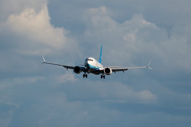 A Boeing 737 MAX 8, the second jet intended for use by a Chinese airline to be returned to its manufacturer, flies mid-air before landing at Boeing Field, as trade tensions escalate over U.S. tariffs with China, in Seattle, Washington, U.S. April 22, 2025. REUTERS/David Ryder/File Photo