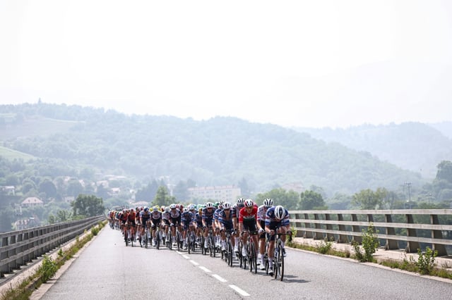 Le peloton lors de la 3e étape du Critérium du Dauphiné le 10 juin 2025 entre Brioude et Charantonnay