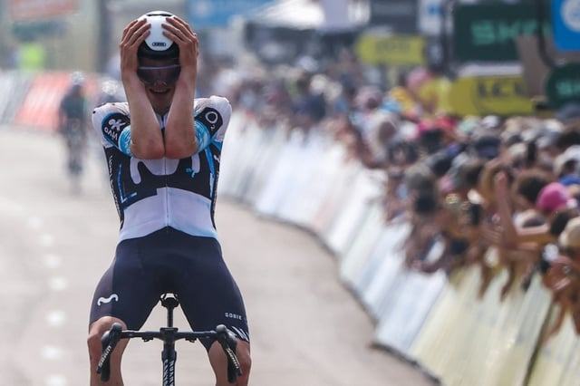 Ivan Romeo sur la ligne d'arrivée de la 3e étape du Critérium du Dauphine le 10 juin 2025 à Charantonnay. A 21 ans, le jeune coureur espagnol de la Movistar signe la deuxième victoire de sa carrière, la plus prestigieuse