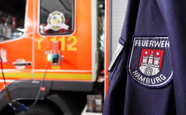 Eine Jacke mit der Aufschrift „Feuerwehr Hamburg“ hängt in der Feuer- und Rettungswache Berliner Tor.