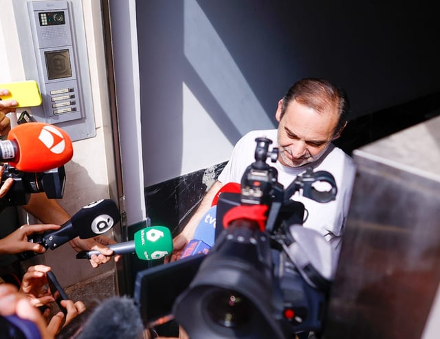 Las primeras palabra del exministro Ábalos en la puerta de su casa tras el registro de la UCO / Francisco Calabuig