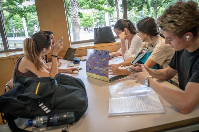 Estudiantes preparándose para la selectividad en Barcelona.